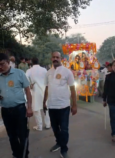 रावण दहन से पूर्व राम-लक्ष्मण की झांकी निकाली गई।
