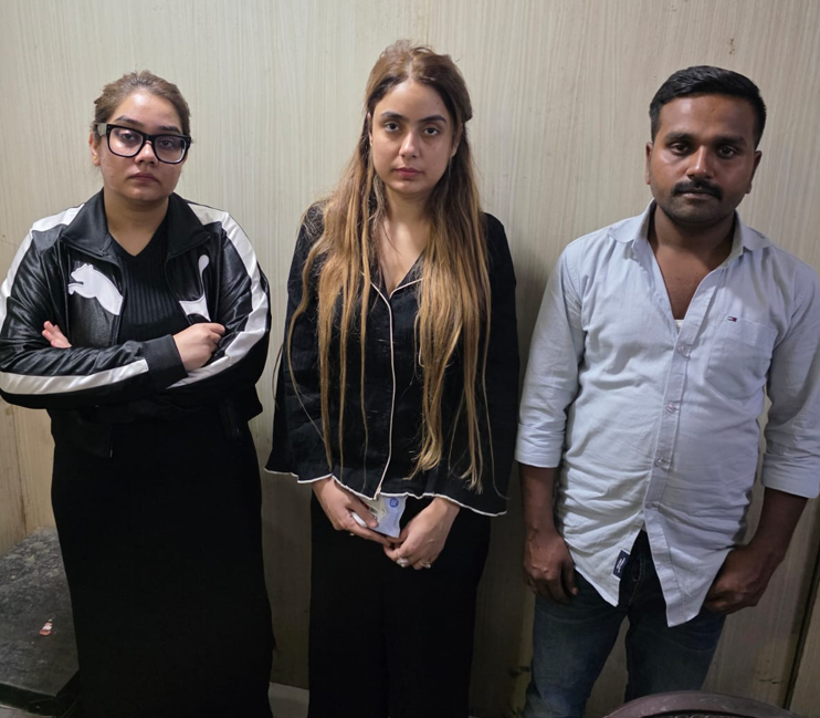 यूपी STF ने नागपुर पुलिस के सहयोग से मॉडल श्रद्धा, उसकी बहन रश्मि और ड्राइवर दानिश को गिरफ्तार किया है।