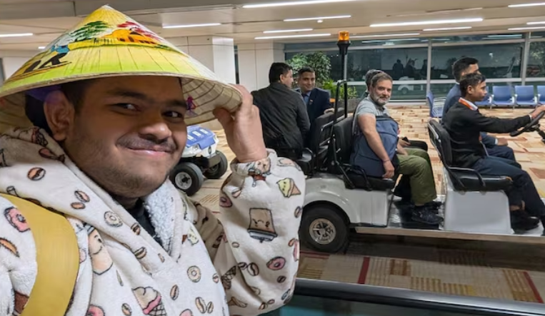 20 साल के ट्रैवल व्लॉगर दक्ष ने वियतनाम के हनोई एयरपोर्ट पर राहुल गांधी के साथ तस्वीरें और दोनों के एयरपोर्ट पर साथ चलते हुए एक वीडियो शेयर किया था।