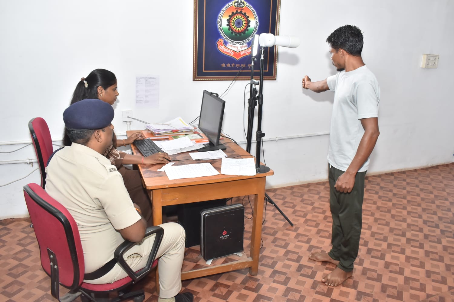 सेक्टर-6 कंट्रोल रूम में पुलिस ले रही सैंपल फोटो-वीडियो।