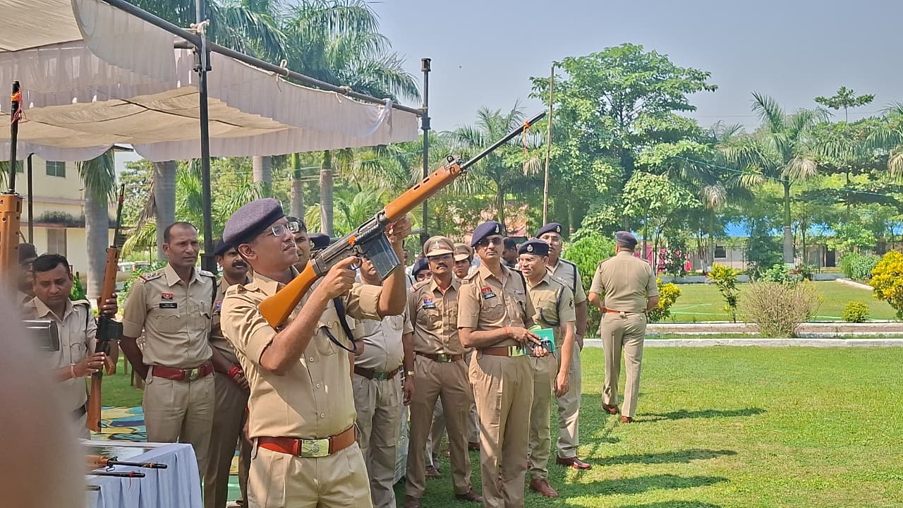 पुलिस अधिकारियों ने हवाई फायरिंग।