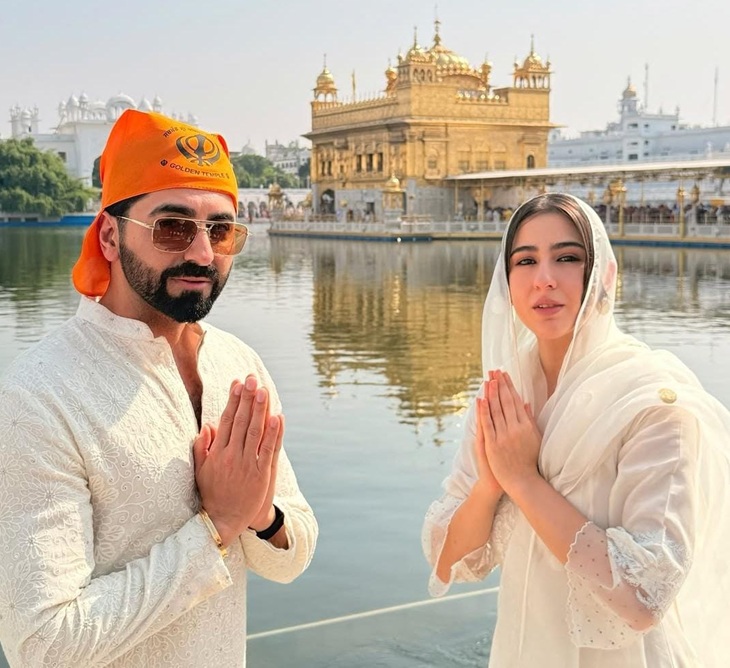 उड़ता तीर फिल्म के रिलीज होने से पहले गोल्डन टेंपल में नतमस्तक हुए एक्ट्रेस सारा अली खान और एक्टर आयुष्मान खुराना ।