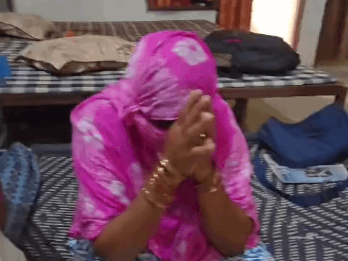 बेटे का नाम वारदात में आने के बाद रोती हुई समीर की मां मंजू।
