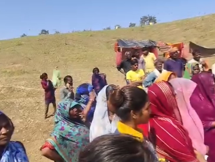 शासकीय स्कूल की जमीन से लगी पहाड़ी पर बनीं करीब 40 अस्थायी झोपड़ियां।
