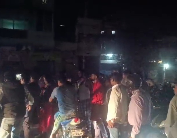 घटनास्थल पर जुटी भीड़।