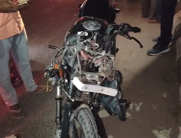 हादसे की शिकार बाइक।