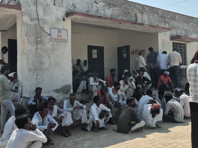 आरोपियों की गिरफ्तारी की मांग को लेकर मॉर्च्युरी के बाहर धरना शुरू कर दिया।