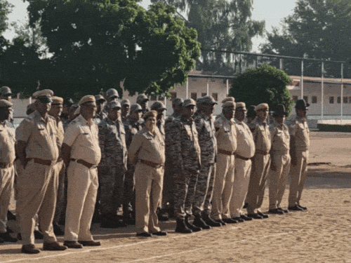 कार्यक्रम में मौजूद पुलिस अधिकारी और कर्मचारी।