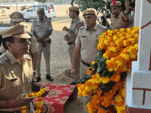 शहीद स्मारक पर पुष्पचक्र अर्पित करते हुए पुलिस अधिकारी।