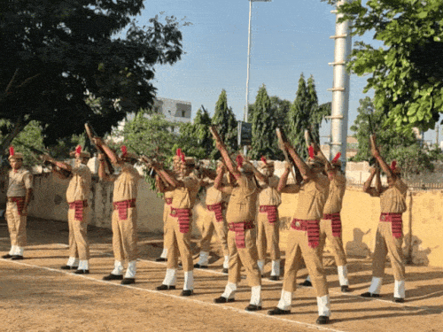 हवा में फायरिंग करके शहीदों को सलामी देते हुए।