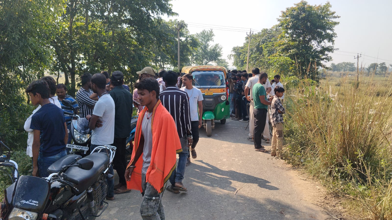 घटनास्थल पर जुटी स्थानीय लोगों की भीड़।