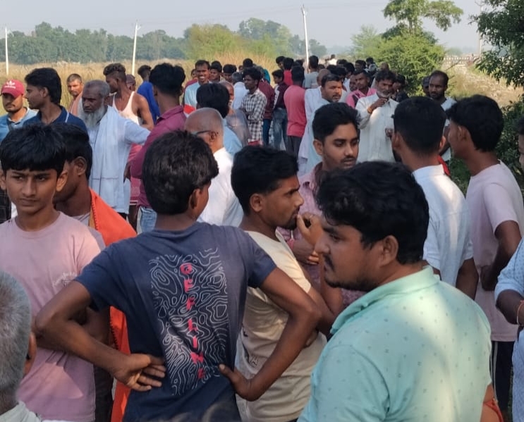 युवक की जहां स्कूटी मिली है, वहां ग्रामीणों की जुटी भीड़।