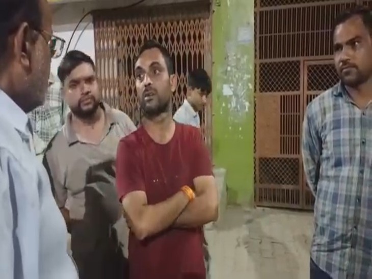 रात में दोनों के साथ युवती की मौजूदगी को लेकर उनसे सवाल किए तो वह कुछ भी बताने में आनाकानी करने लगे।
