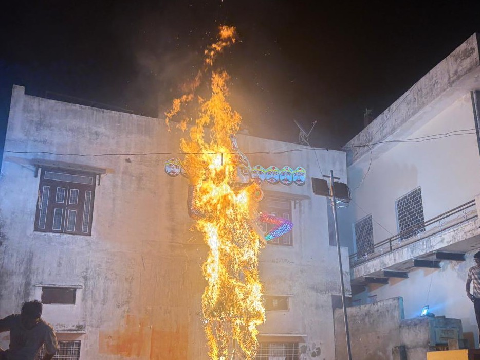 रावण दहन से बुराई पर अच्छाई की जीत का संदेश दिया गया।