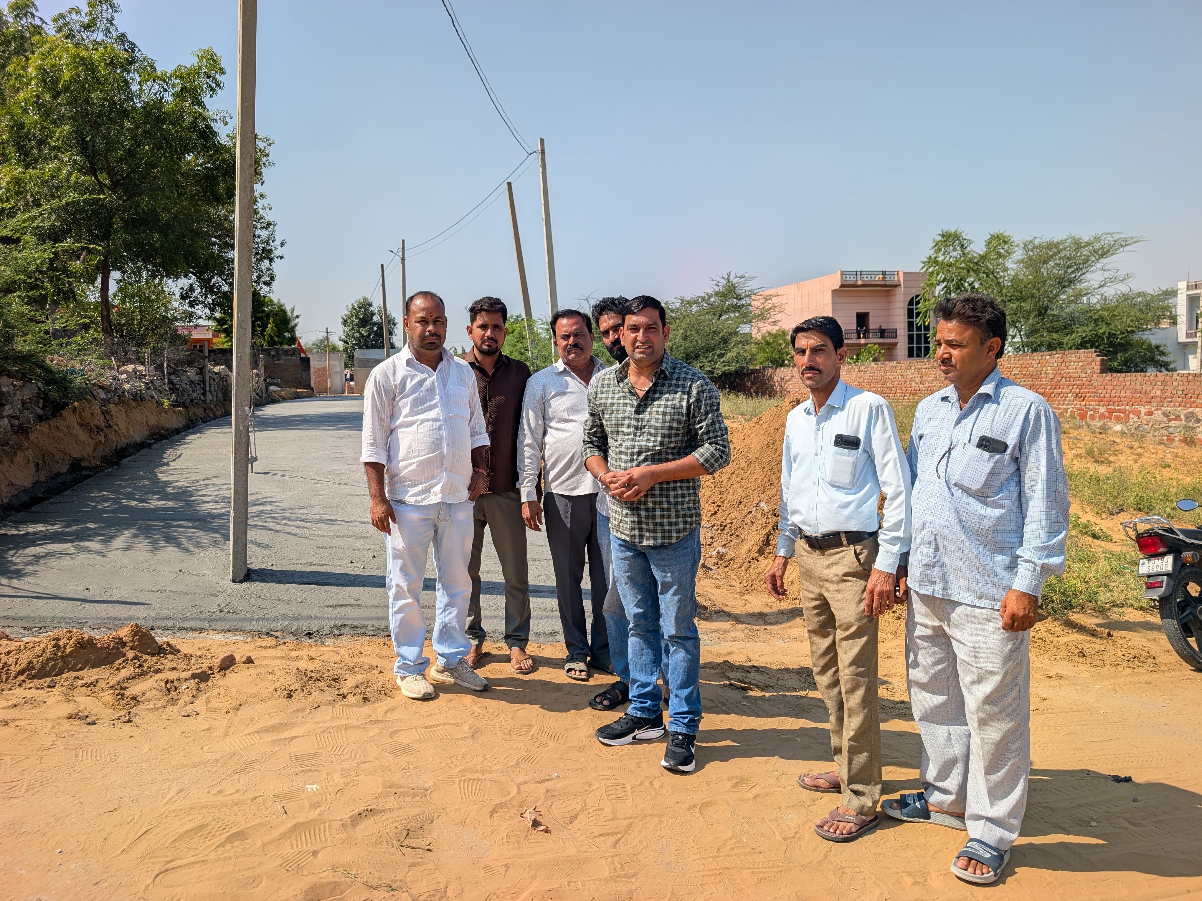 स्थानीय लोगों ने सड़क निर्माण को लेकर नाराजगी जताई है।