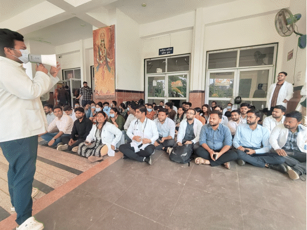 डीन से मारपीट के विरोध में जूनियर डॉक्टरों ने कलम बंद हड़ताल की। - Dainik Bhaskar