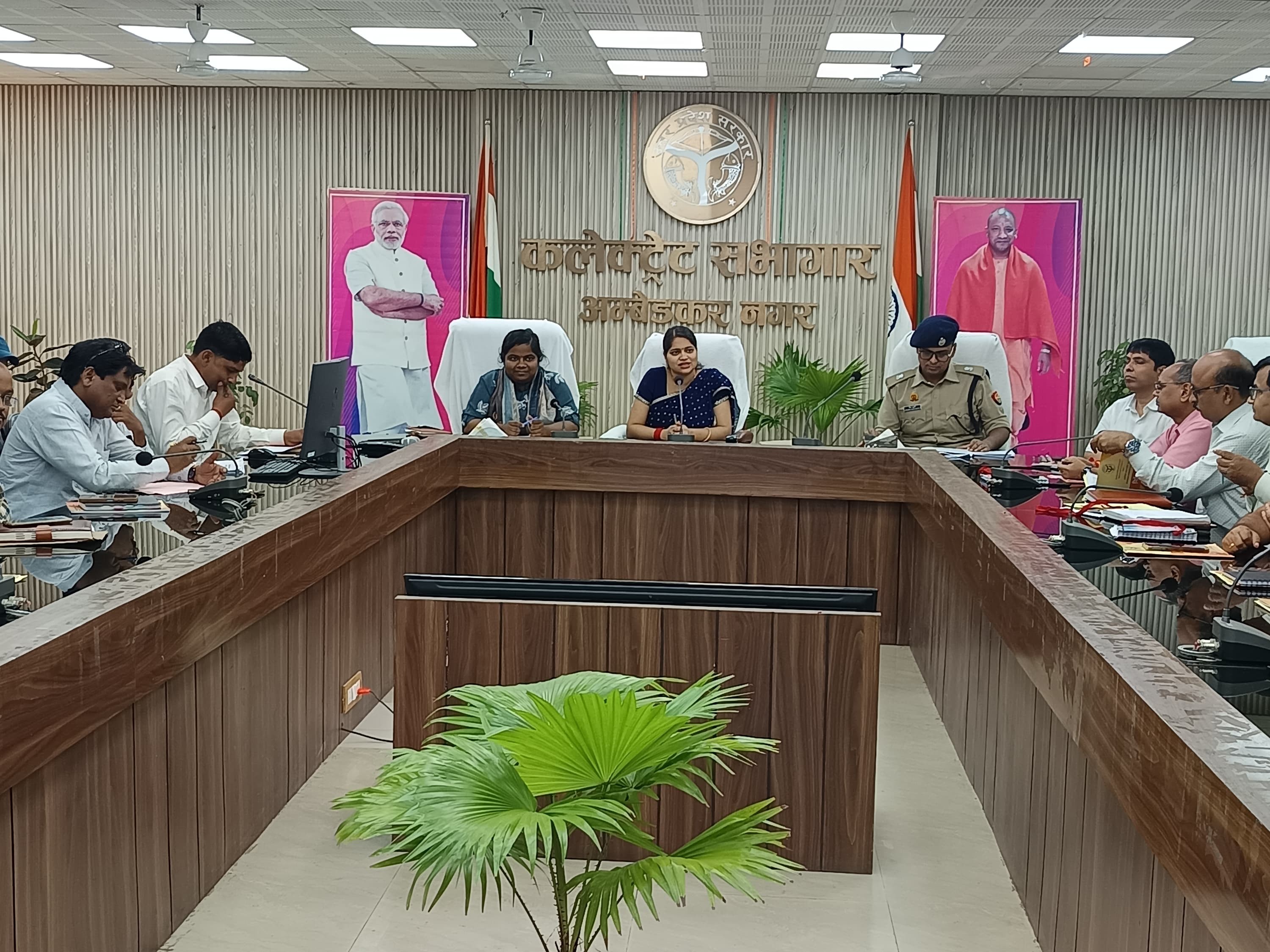 अम्बेडकरनगर में पीईटी परीक्षा की तैयारियों को लेकर बैठक की गई।