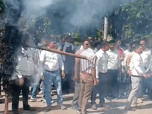 पंचकूला में सीएम नायब सैनी, केंद्रीय ऊर्जा मंत्री मनोहर लाल खट्टर और आयोग चेयरमैन का पुतला फूंकते बिजली कर्मचारी। फाइल