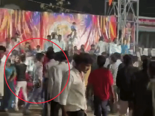 मंच के नीचे मारपीट हो रही थी, तभी मंत्री कार्यक्रम में पहुंचे।