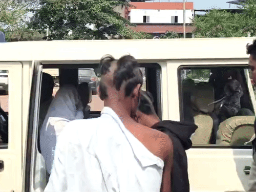 पुलिस ने मर्डर के आरोपियों का आधा सिर मुंडवा दिया।