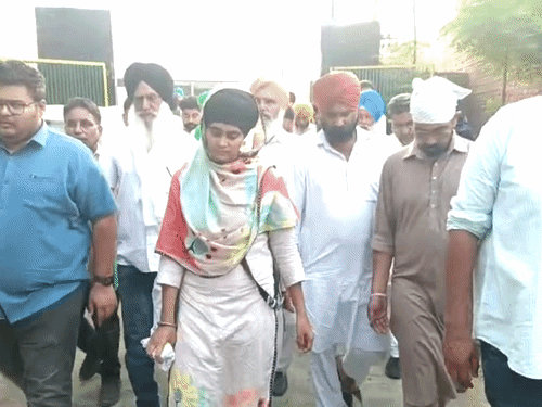 बुधवार को परविंदर झोटा की पत्नी मनप्रीत कौर SIT से मीटिंग करने पहुंचीं।