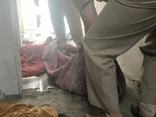 जालंधर में युवक की लाश को पोस्टमॉर्टम के लिए लेकर जाती पुलिस। - Dainik Bhaskar