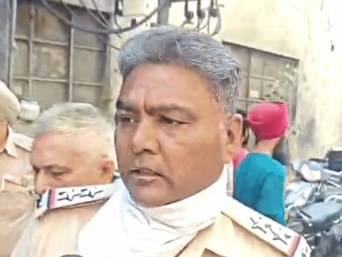 जानकारी देते हुए जांच अधिकारी अजमेर लाल।