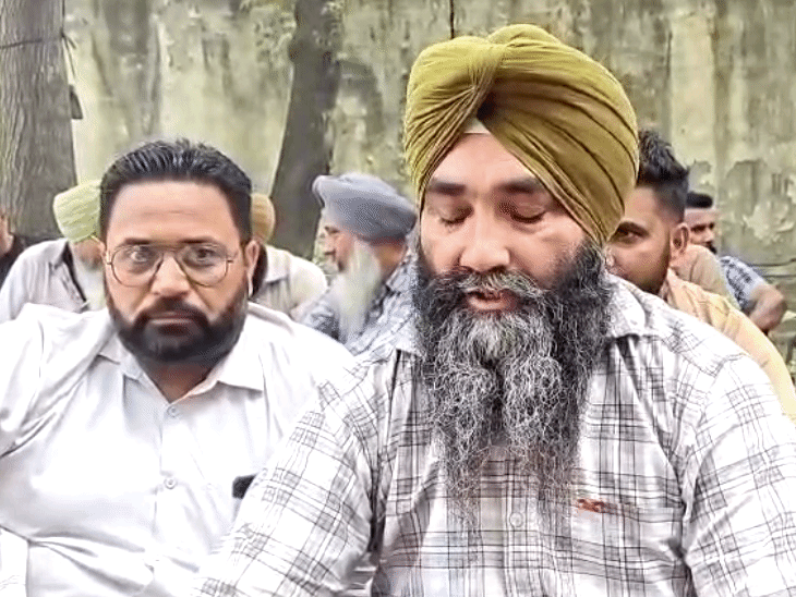 पंजाब रोडवेज के कच्चे कर्मचारी अपनी मांगों की जानकारी देते हुए।