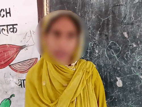 स्कूल की एक स्टूडेंट ने कहा- टीचर को देखकर डर लगता है, कुछ दिन पहले ही वे 2 पेंट और 2 शर्ट पहनकर आए थे।