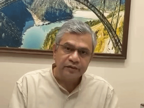 रेल मंत्री अश्विनी वैष्णव ने रेल कॉरिडोर की योजना के बारे में बताया।
