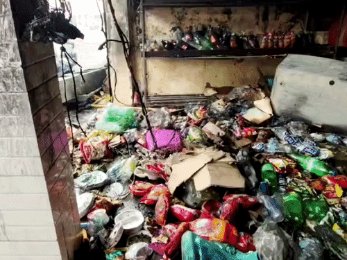 आग लगने से दुकान का सारा सामान जल गया।
