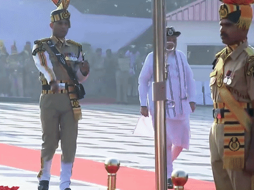 शाह ने राष्ट्रीय पुलिस स्मारक पर पुष्पांजलि अर्पित कर ड्यूटी के दौरान जान गंवाने वाले पुलिस और सुरक्षा कर्मियों को श्रद्धांजलि दी।