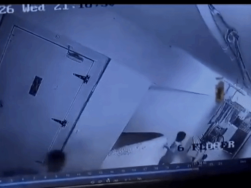 CCTV फुटेज में बच्ची का भाई अपनी मां को बुलाकर लाता दिखा। इसके बाद परिवार को बच्ची के नीचे गिरने का पता चला।