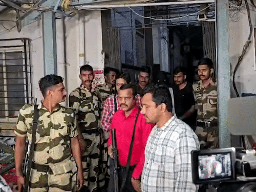 टाइगर श्रॉफ पर फायरिंग में इस्तेमाल हथियार अमृतसर से लाए: दो महिलाओं ने मुंबई तक पहुंचाया; शूटर रेहान की मां बोली- हरियाणा में छिपा मास्टरमाइंड मुंबई पुलिस मंगलवार देर रात तीन आरोपियों फूल सिंह, ऋतिक कुमार और रेहान को राजस्थान के कोटा से मुंबई लेकर आई।