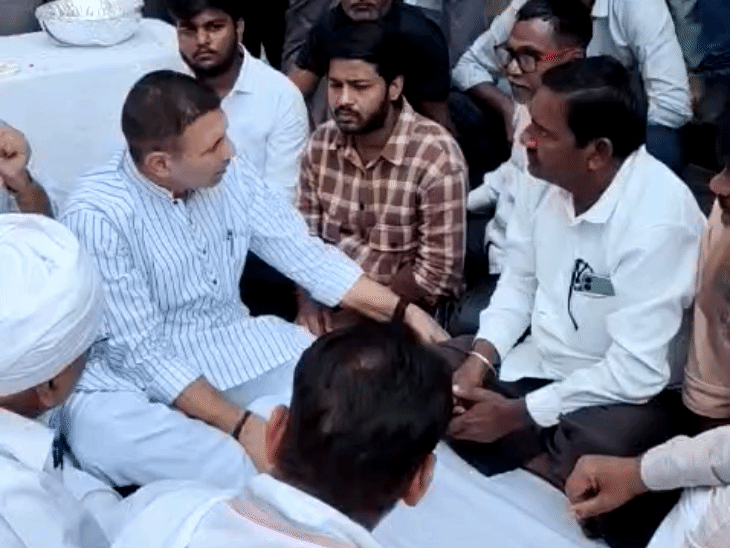 प्रदेश कांग्रेस अध्यक्ष जीतू पटवारी मृतक पवन के घर पहुंचे और परिजनों से बातचीत की।