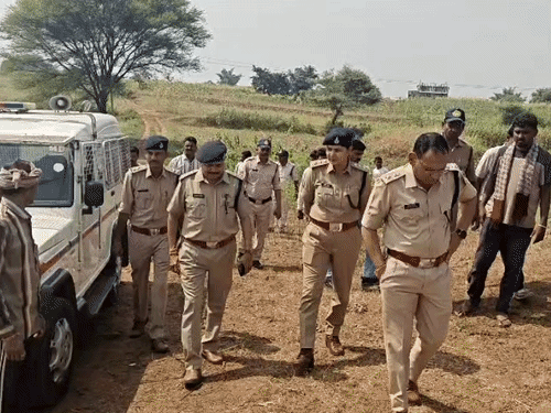अफसरों ने घटना स्थल का निरीक्षण किया और खुले हुए कुओं को देखा।