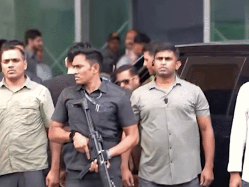 सलमान खान गहरे नेवी ब्लू रंग की फुल-स्लीव बटन-डाउन शर्ट में नजर आए। उन्होंने शर्ट की आस्तीनें मोड़ रखी थीं।