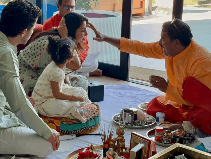 प्रियंका चोपड़ा और निक जोनस ने बेटी मालती के साथ किया हवन।