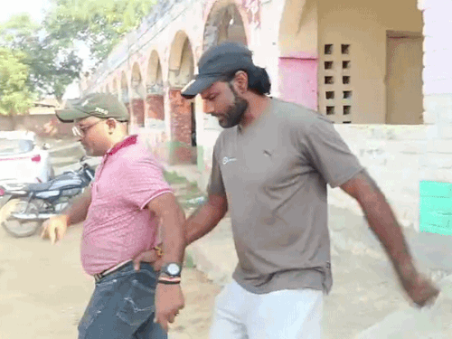 टीचर की जींस पकड़कर ले जाते ग्रामीण।