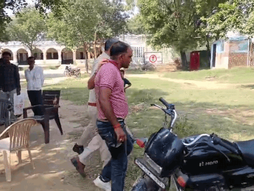 पलवल में सरकारी स्कूल से टीचर का कॉलर पकड़कर ले जाती पुलिस। - Dainik Bhaskar