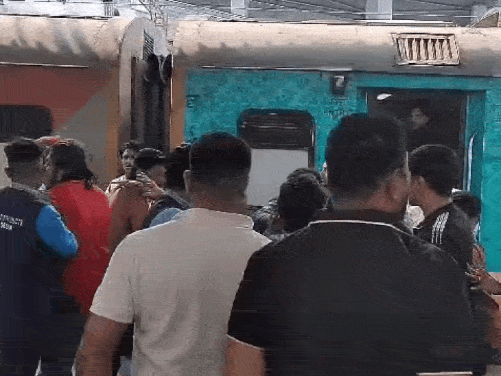 यात्रियों ने घटनाक्रम का वीडियो शूट किया।