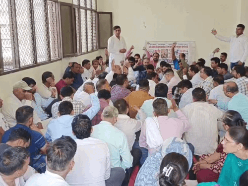 निजीकरण के खिलाफ नारेबाजी करते कर्मचारी।