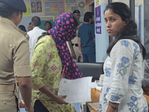 हॉस्पिटल में पुष्पा को लेकर जाती पुलिस।