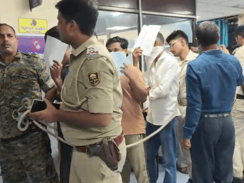 पुलिस गिरफ्त में पकड़े गए आरोपी।