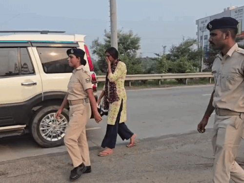 संपत्ति जांच के दौरान SI पुष्पा को लेकर जाती पुलिस