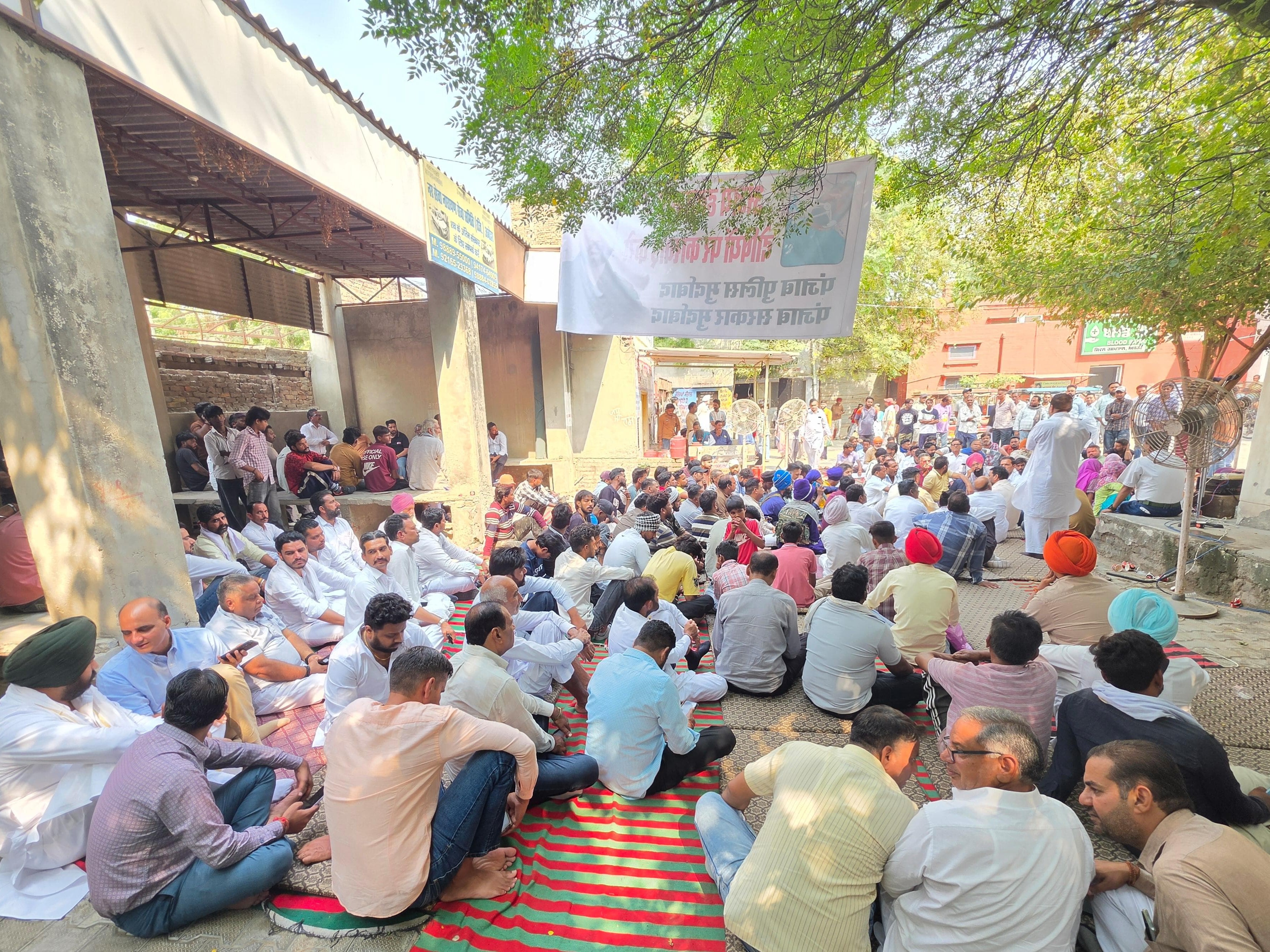 अबोहर में धरने पर बैठे परिजन।