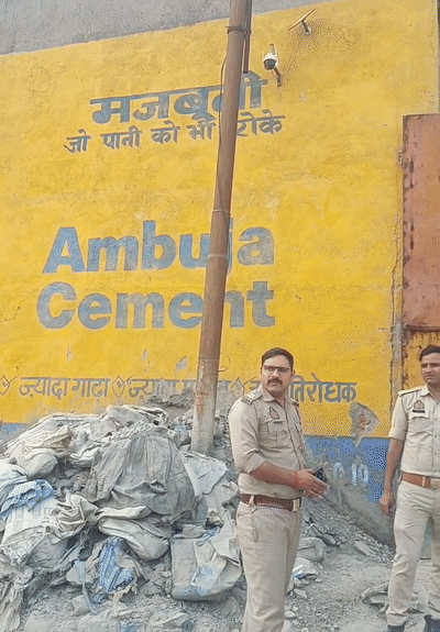 छापेमारी के बाद नकली सीमेंट फैक्ट्री सील की गई।
