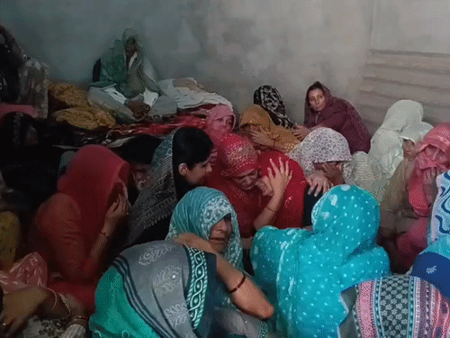 सांसद की पत्नी यशिका चौहान से लिपट कर रोई विकास की पत्नी।