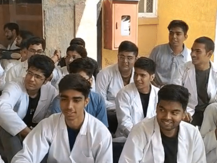 जूनियर डॉक्टरों की हड़ताल के बीच मरीज जांच के लिए भटकते रहे।