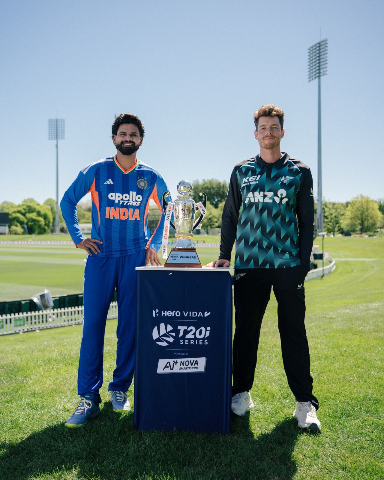 टी-20 सीरीज से पहले फोटो शूट में श्रेयस अय्यर और न्यूजीलैंड के कप्तान मिचेल सैंटनर।